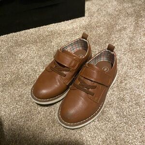 Cat & Jack 9k little kids toddler brown dress shoe with Velcro strap